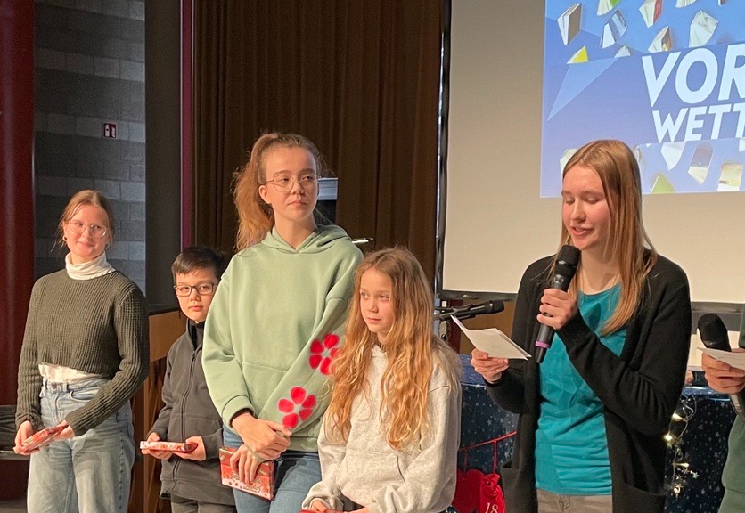 Emmi aus der 6c gewinnt Schulentscheid des Vorlesewettbewerbs und bekommt ein Siegerfoto mit Nikolaus persönlich!